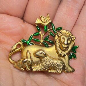 Danecraft Lion Lamb Brooch Gold Tone Enamel Green Leaves Pin 1.5”